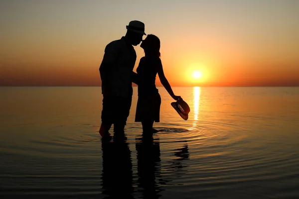 Casal Feliz Pelo Mar Pôr Sol Silhueta Viagem Natureza — Fotografia de Stock