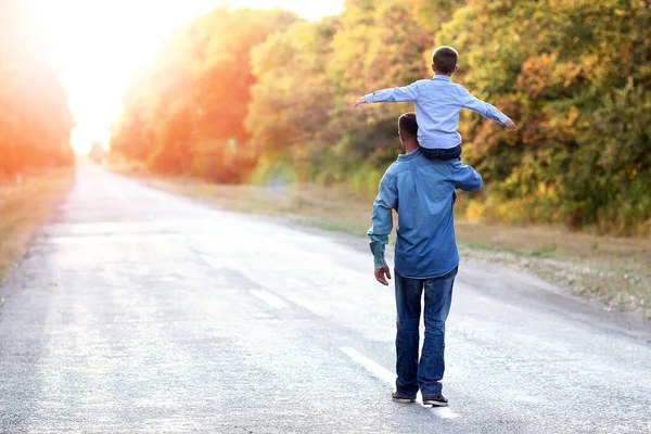 Pai Feliz Com Uma Criança Parque Mãos Natureza Viajar Longo — Fotografia de Stock