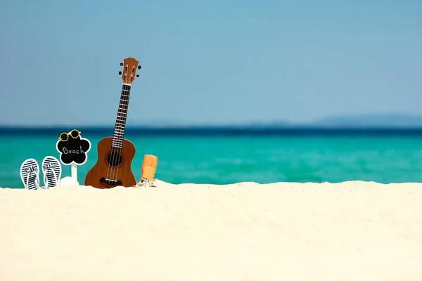 Ukulele Kumsala Yakın Bir Yerde Deniz Kenarında — Stok fotoğraf