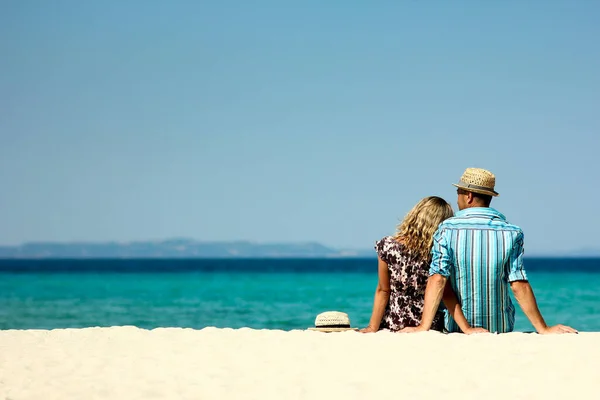 在夏天的海滩上恋爱的夫妻 — 图库照片