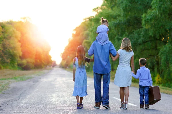 Glad Familj Promenader Längs Vägen Parken Naturresor — Stockfoto