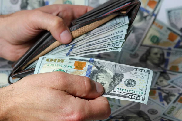 Cüzdandaki Dolarlar Bir Adamın Elinde — Stok fotoğraf