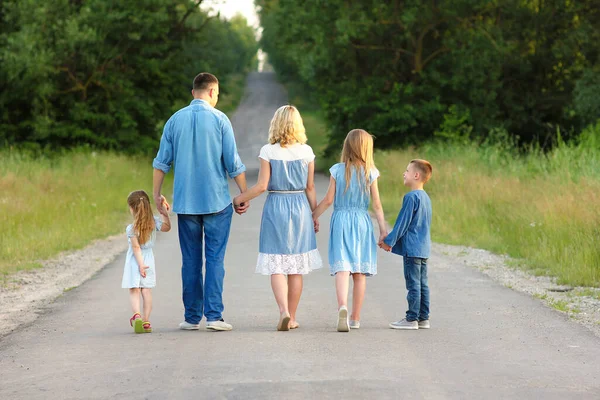 Mutlu Aile Yolda Yürüyor Konsept Mutluluk Ilişki Mutluluğu — Stok fotoğraf