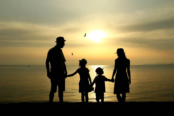 Szczęśliwa Sylwetka Rodziny Zachodzie Słońca Nad Morzem — Zdjęcie stockowe