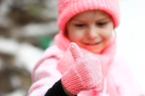 冬に帽子をかぶった幸せな女の子 — ストック写真