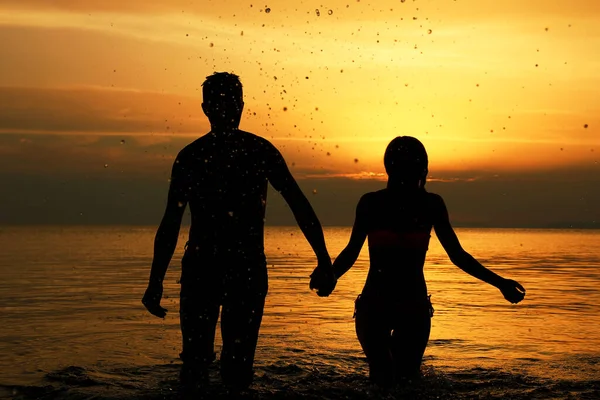 Silhouette Couple Amoureux Heureux Coucher Soleil Sur Bord Mer — Photo