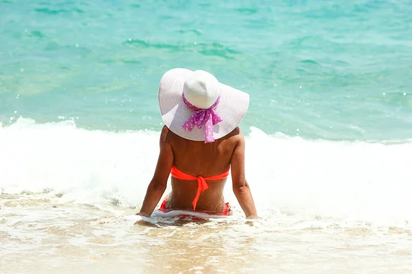 海岸で帽子をかぶった若い素敵な女性 — ストック写真