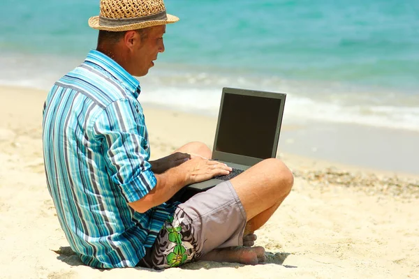 Hombre Con Portátil Junto Mar Verano —  Fotos de Stock