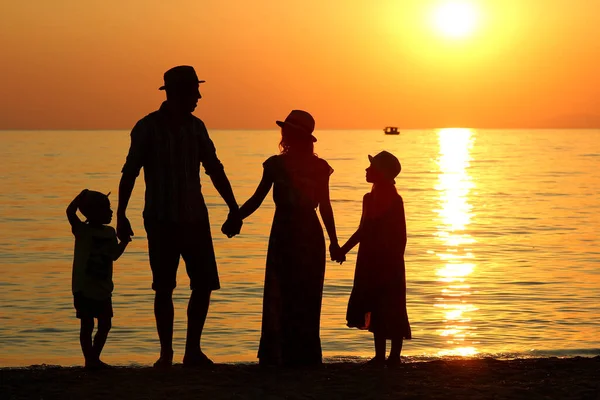 Rodinná Silueta Při Západu Slunce Moře Létě — Stock fotografie