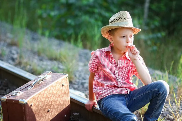 Pojke Cowboy Med Resväska Och Järnväg Västra Resor Koncept — Stockfoto
