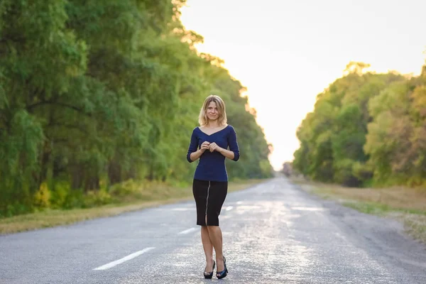 Happy Girl Road Park Travel — Stockfoto