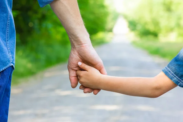 Mãos Pai Feliz Filho Natureza Estrada Fundo Parque — Fotografia de Stock