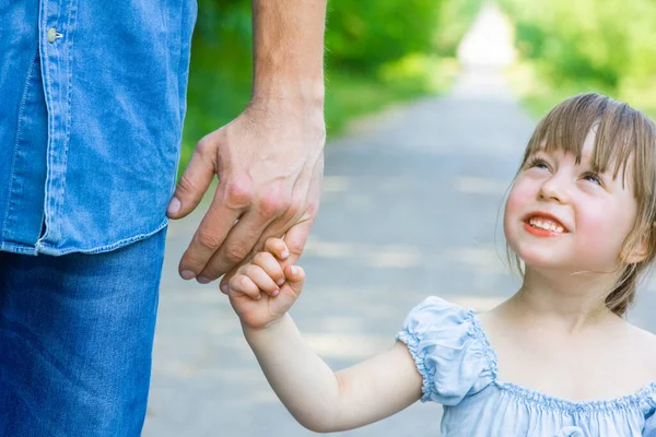 Manos Padres Felices Niños Naturaleza Carretera Fondo Del Parque — Foto de Stock