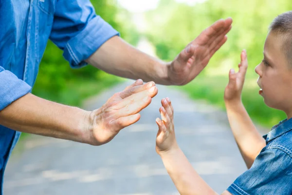 Tangan Orang Tua Dan Anak Yang Bahagia Alam Jalan Dengan — Stok Foto