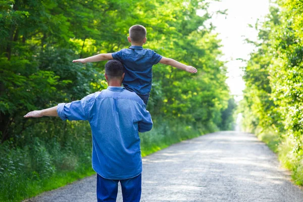 Enfant Heureux Avec Parent Sur Les Épaules Marcher Long Route — Photo