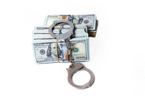 犯罪詐欺の概念のビジネスパンデミックを手錠で白い背景にバンドルでドル — ストック写真
