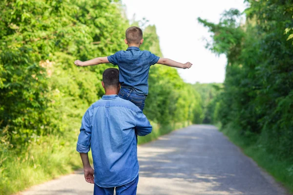 Criança Feliz Com Pais Nos Ombros Caminhe Longo Estrada Fundo — Fotografia de Stock