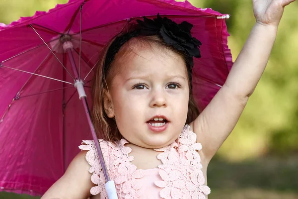 Šťastné Dítě Deštníkem Parku Přírodě — Stock fotografie