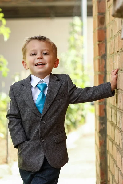 Happy Child Outdoors Een Jasje Het Park — Stockfoto