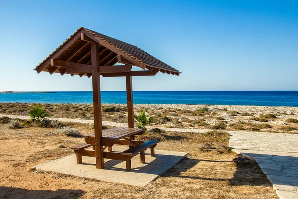 Krásná Lavice Blízkosti Pobřeží Moře Pozadí Přírody — Stock fotografie