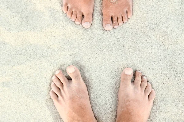 Schöne Beine Auf Sand Der Nähe Der Küste Auf Naturhintergrund — Stockfoto