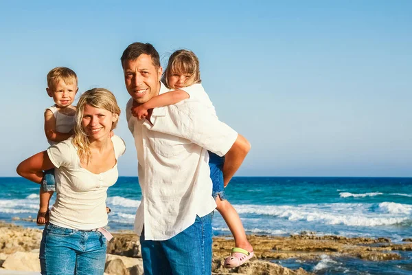 Family Goes Playing Seashore Nature Travel Park — Stock Photo, Image
