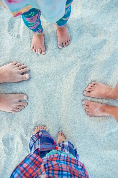 自然の背景に海岸の近くの砂の上に美しい足 — ストック写真