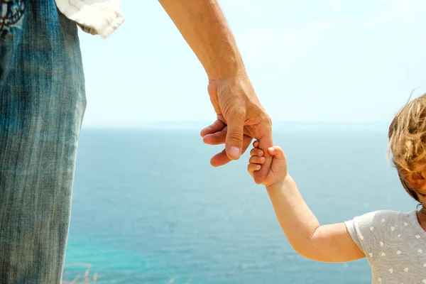 Händer Förälder Och Barn Nära Havet Sommaren — Stockfoto