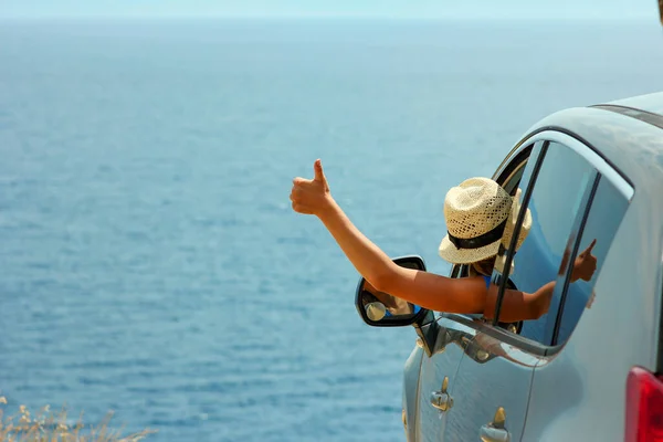 夏の海で車の中で幸せな運転手の女の子 — ストック写真