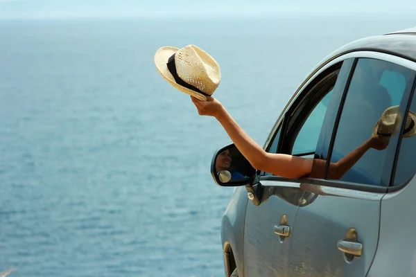 Mutlu Şoför Kız Yazın Denizde Şapkası Olan — Stok fotoğraf