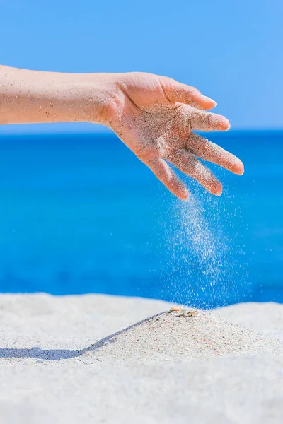 Händer Häller Sand Från Havet Naturen Resa Semester Till Havs — Stockfoto