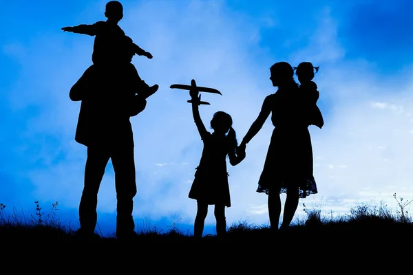 Familia Feliz Junto Mar Silueta Naturaleza Fondo —  Fotos de Stock