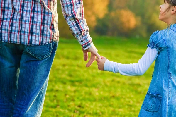 Vackra Händer Förälder Och Barn Utomhus Parken — Stockfoto