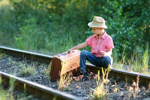 Menino Cowboy Com Mala Ferrovia Conceito Viagem Ocidental — Fotografia de Stock