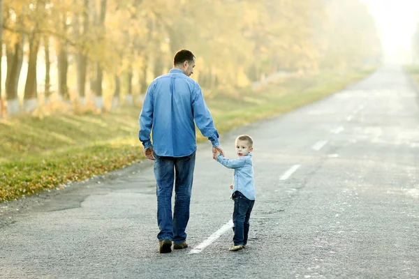 Mutlu Baba Oğul Doğada Yürür — Stok fotoğraf