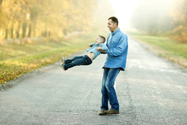 Felice Padre Figlio Piedi Felice Nella Natura — Foto Stock