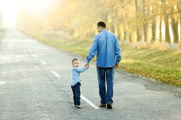 Ευτυχισμένος Πατέρας Και Γιος Περπατούν Στη Φύση — Φωτογραφία Αρχείου