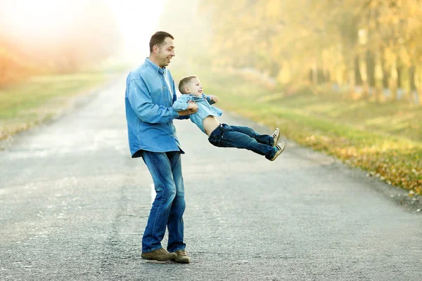Ευτυχισμένος Πατέρας Και Γιος Περπατούν Και Ευτυχισμένοι Στη Φύση — Φωτογραφία Αρχείου
