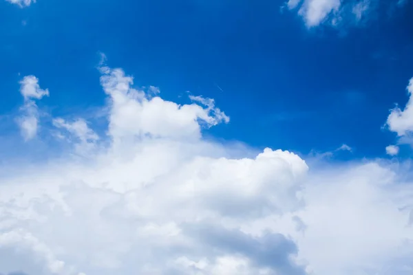 大気中の雲を背景にした美しい空 — ストック写真