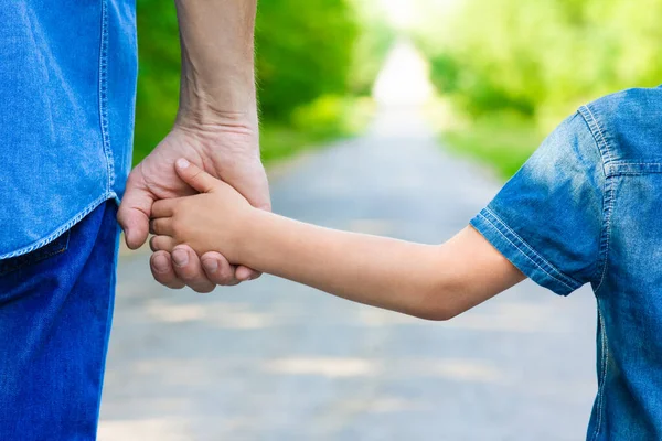 Mãos Pai Feliz Filho Natureza Estrada Fundo Parque — Fotografia de Stock