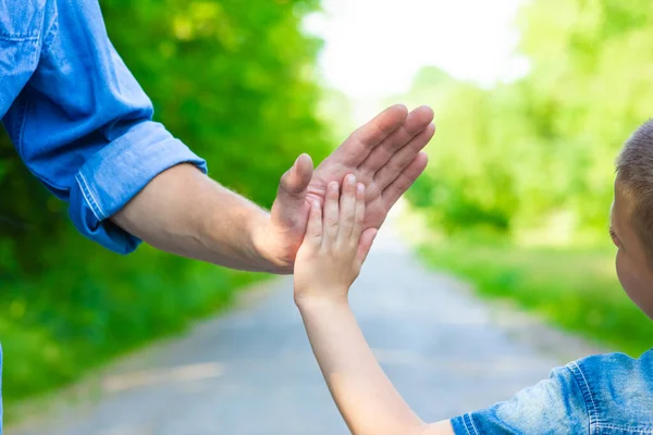 Mains Parents Heureux Enfant Sur Nature Sur Route Arrière Plan — Photo