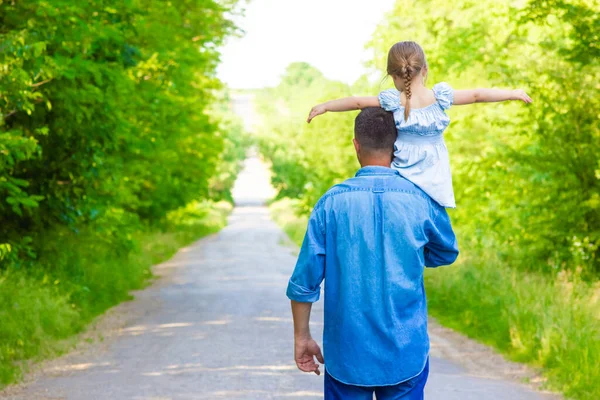 Niño Feliz Con Los Padres Sobre Los Hombros Caminar Largo — Foto de Stock