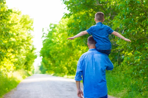 Glückliches Kind Mit Eltern Auf Den Schultern Läuft Park Die — Stockfoto