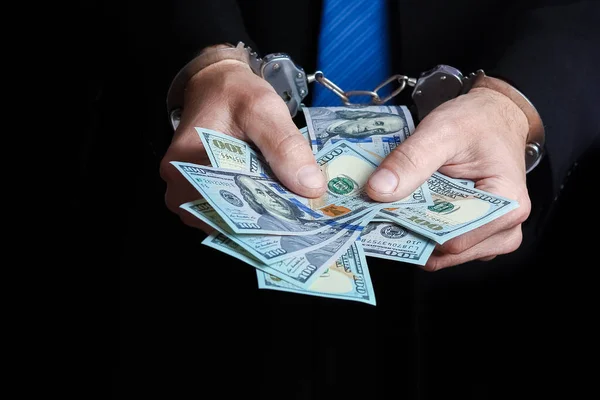 ビジネス コンセプト バンクの労働者を育成する危機におけるビジネス犯罪の手にあるお金 — ストック写真