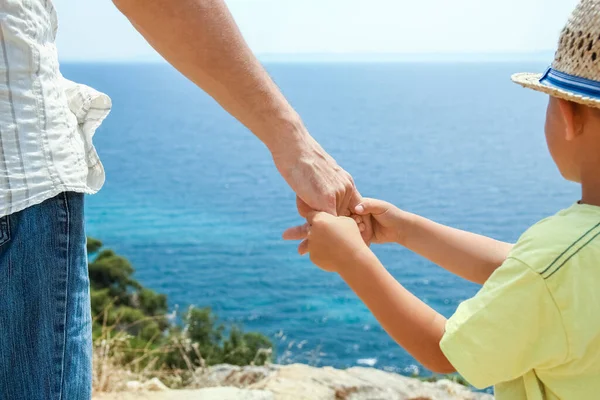 Руки Щасливих Батьків Дітей Морі Подорожі Фону Греції — стокове фото