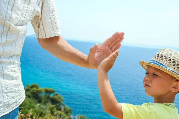 Händer Glada Föräldrar Och Barn Till Sjöss Resor Bakgrund Grekland — Stockfoto