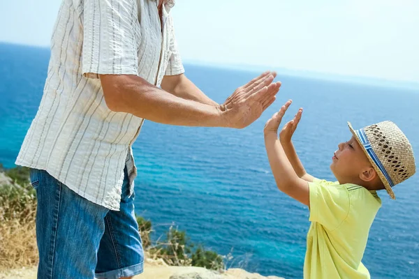 Hände Glücklicher Eltern Und Kinder Auf See Reisehintergrund Griechenland — Stockfoto