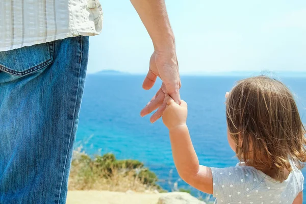 Руки Щасливих Батьків Дітей Морі Подорожі Фону Греції — стокове фото