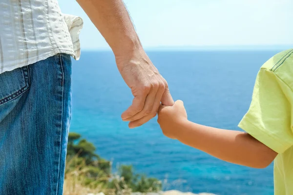 Hände Glücklicher Eltern Und Kinder Auf See Reisehintergrund Griechenland — Stockfoto