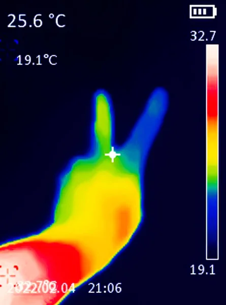 人間の心を持つ手の熱画像 異なる色で異なる温度を示す 熱を示す赤を示す青から 関節の炎症を示すことができます — ストック写真
